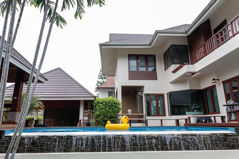 premium villa baan kinlom chomlay