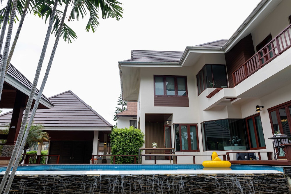 premium villa baan kinlom chomlay