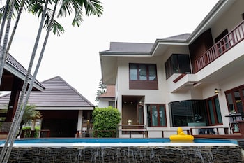 premium villa baan kinlom chomlay