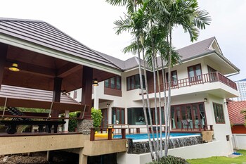 premium villa baan kinlom chomlay