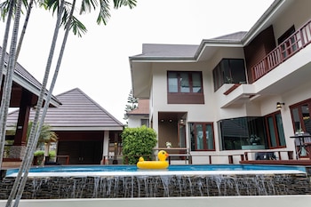 premium villa baan kinlom chomlay