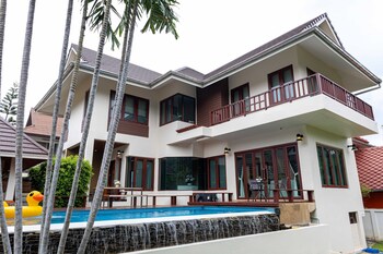 premium villa baan kinlom chomlay