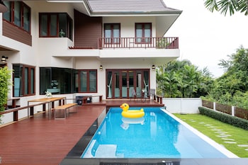premium villa baan kinlom chomlay