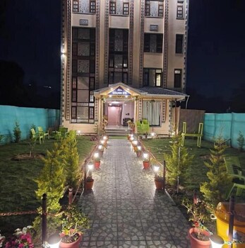 hotel golden eye