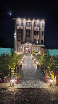hotel golden eye