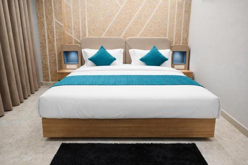 dreamwood hotel near sec 29 gurgaon