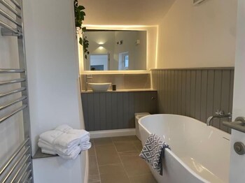 Samphire House,,2 star