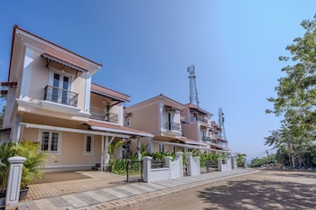 elivaas cygnus 4bhk with pvt pool