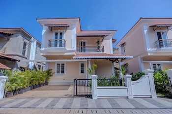 elivaas cygnus 4bhk with pvt pool