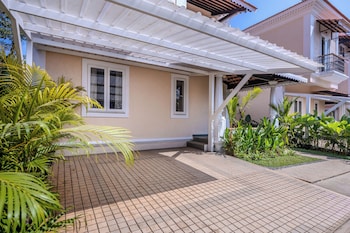 elivaas cygnus 4bhk with pvt pool