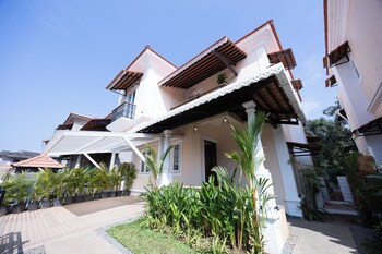 elivaas cygnus 4bhk with pvt pool