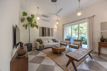 elivaas cygnus 4bhk with pvt pool
