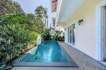 elivaas cygnus 4bhk with pvt pool