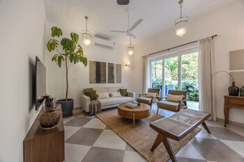 elivaas cygnus 4bhk with pvt pool