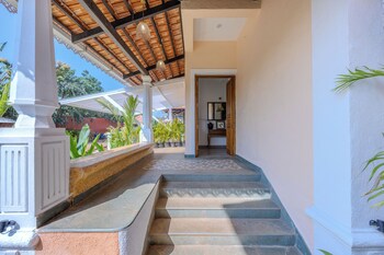 elivaas cygnus 4bhk with pvt pool