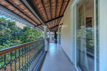 elivaas cygnus 4bhk with pvt pool