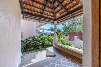 elivaas cygnus 4bhk with pvt pool