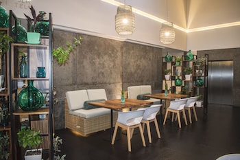 square small luxury hotel providencia