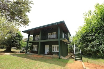 Pavona Lake Hotel,,3 star
