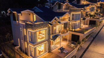 elivaas prive the royce lilly luxe 4 bhk
