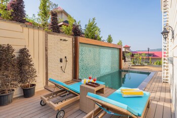 elivaas prive the royce lilly luxe 4 bhk