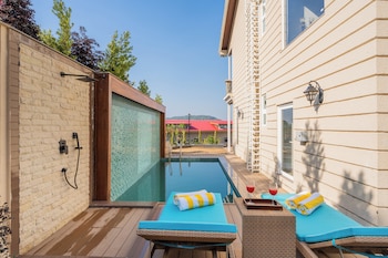 elivaas prive the royce lilly luxe 4 bhk