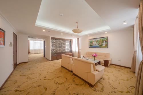 holiday central nha trang