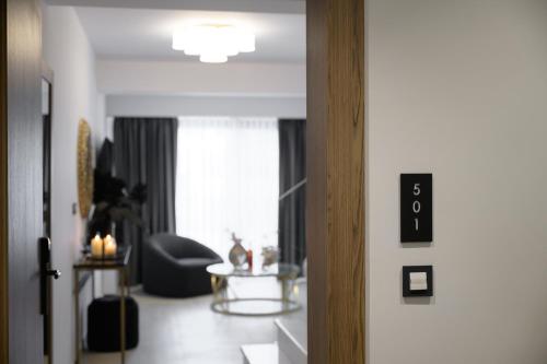 cens platinum luxury suites