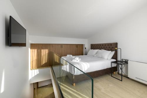 cens platinum luxury suites