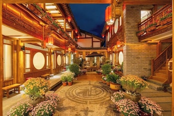 shile holiday courtyard