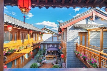 shile holiday courtyard