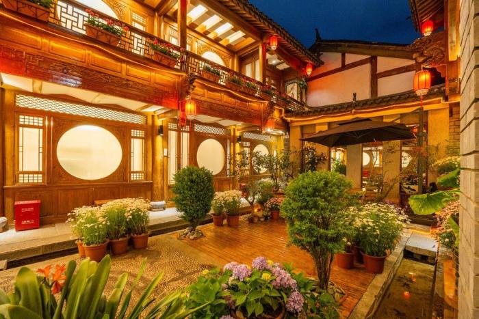 shile holiday courtyard