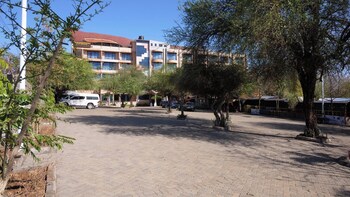 jett inn gardens hotel emali