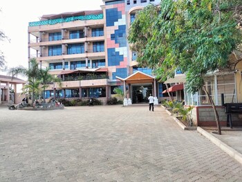 jett inn gardens hotel emali
