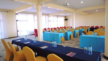 jett inn gardens hotel emali