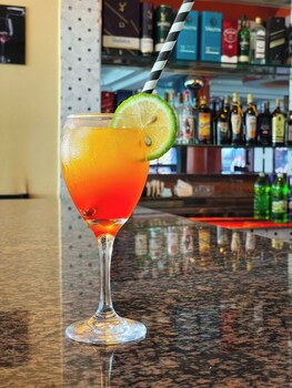 jett inn gardens hotel emali
