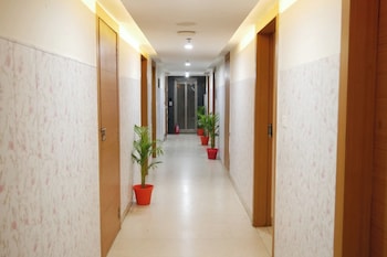 premium hotel x e n i a varanasi
