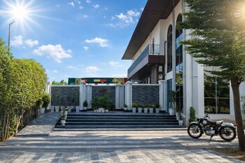 the heaven wood farms a luxury resort with pool and premium room