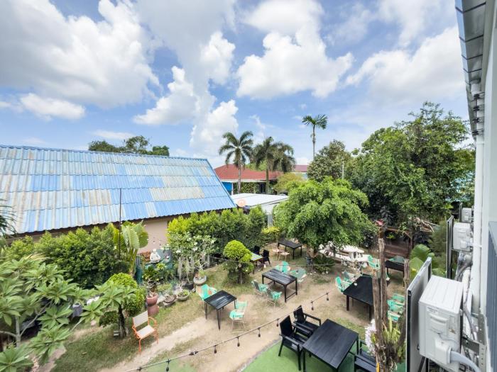 abundant eco hostel
