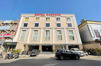 premium hotel s a n t o o r varanasi