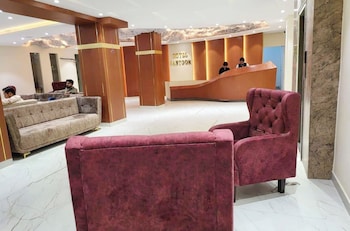 premium hotel s a n t o o r varanasi