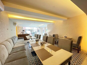 premium hotel s a n t o o r varanasi