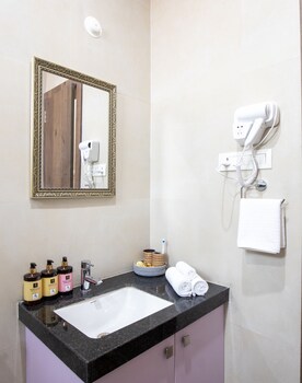 Heaven In Hills By Elivaas With Pvt Pool,,3 star