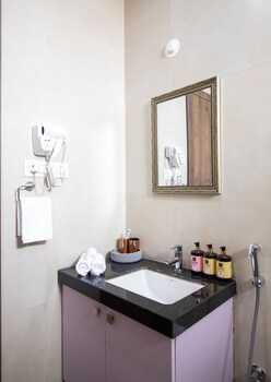 Heaven In Hills By Elivaas With Pvt Pool,,3 star