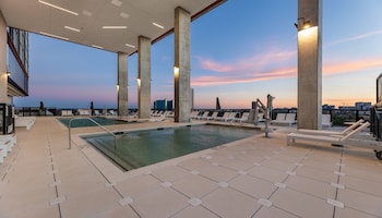 Sentral Forme Houston,,5 star