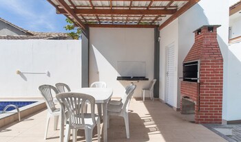 apts in condominium w pool and barbecue ctys