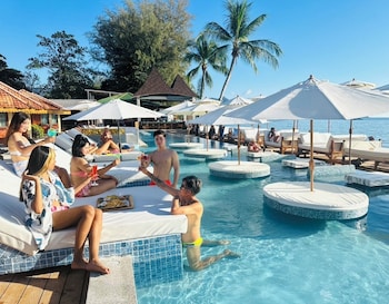 miracle beachclub lux sunbedandfree credit