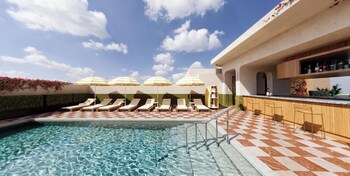 recess hotel and club