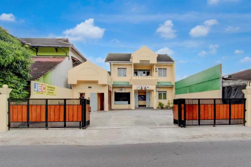 oyo 95136 jec plumbon homestay syariah