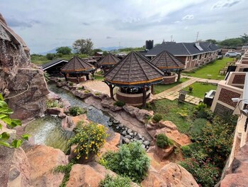 mawimbi jiko hotel taveta